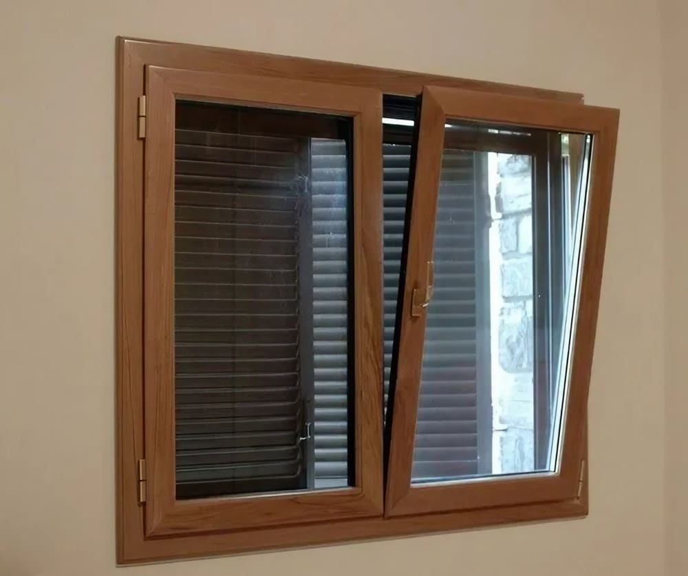 ventana de madera oscilobatiente